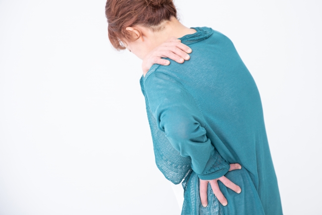 Parcはりきゅう院の施術について、肩腰を抑える女性